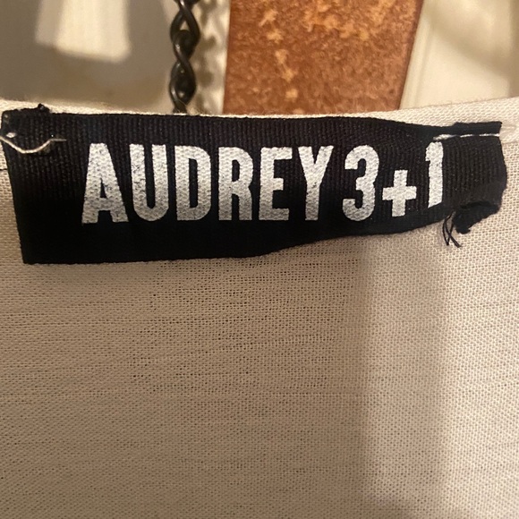 audrey White Long-Sleeve Wrap Crop Top - Picture 2 of 2